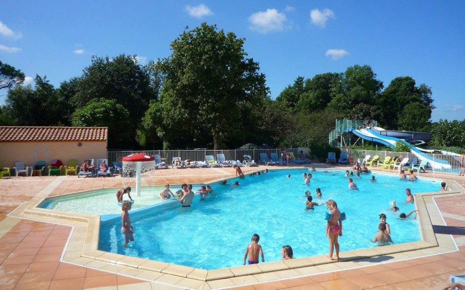 Petit camping avec piscine couverte Vendée