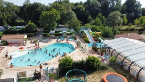 Espace aquatique du camping avec piscine et toboggan