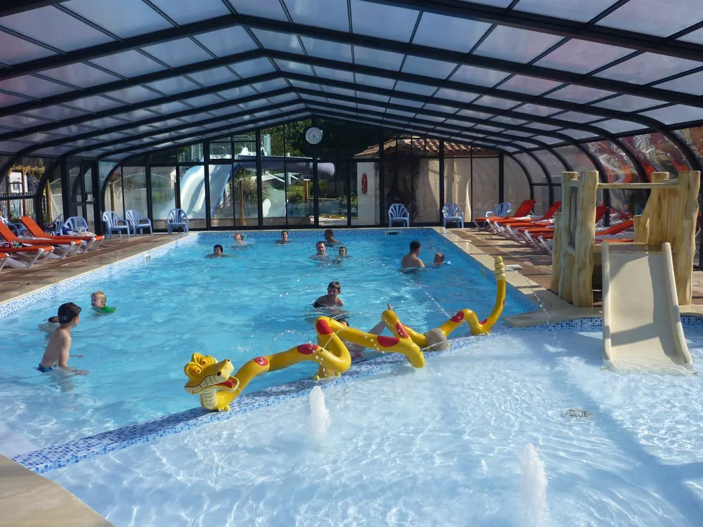 piscine couverte et chauffée au camping Le Ragis